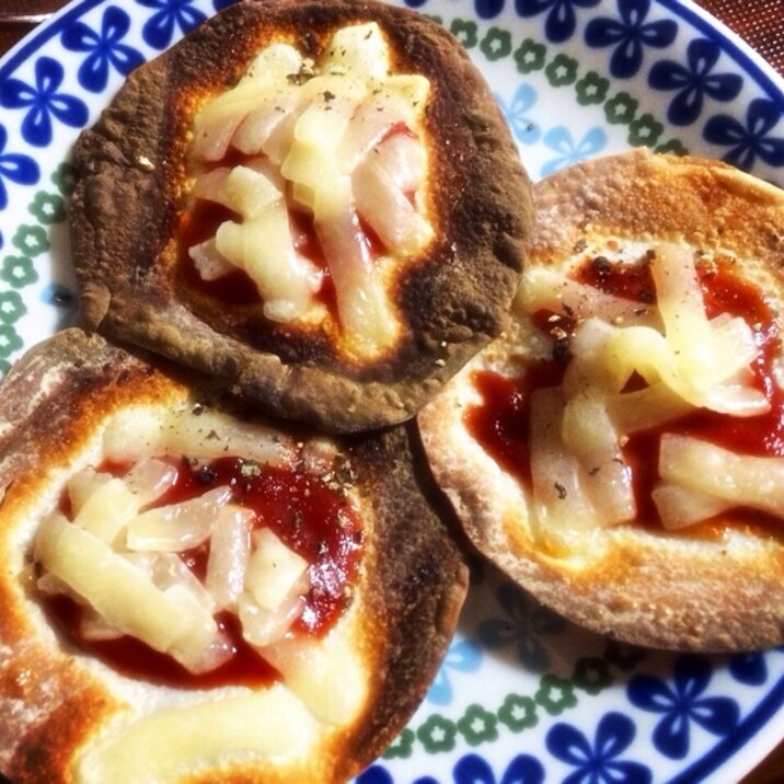 お手軽おつまみ！餃子の皮で簡単ピザ